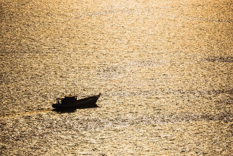 Silhouetscène van motorboot op het tropische overzees van Andaman bij zonsondergang in phuket, Thailand stock foto Silhouetscène van motorboot op het tropische overzees van Andaman bij zonsondergang in phuket, Thailand stock foto