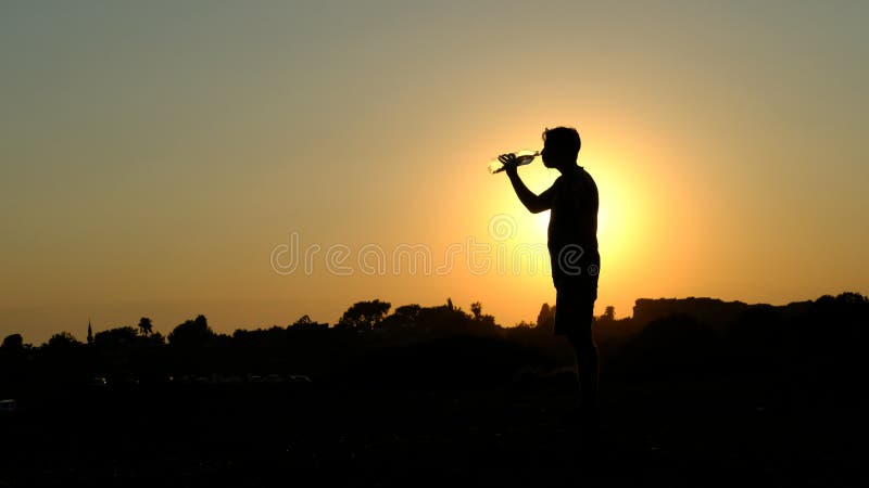 Silhouette acqua potabile giovane