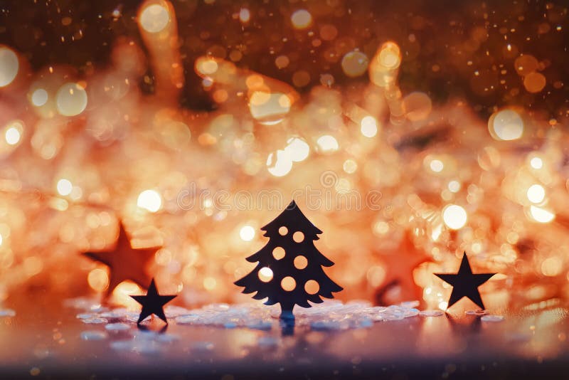 Bóng cây thông đen nổi bật trên nền ánh sáng Giáng Sinh, tạo nên một bức tranh lãng mạn. Quả thật là một hình ảnh đầy nghệ thuật. Hãy cùng xem và cảm nhận ngay nhé.