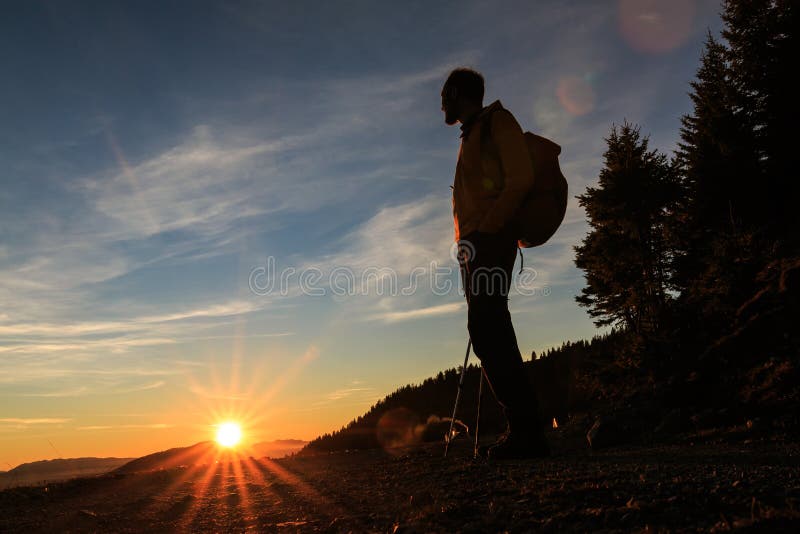 Silhouette d'alpiniste au coucher du soleil images libres de droits Silhouette d'alpiniste au coucher du soleil images libres de droits