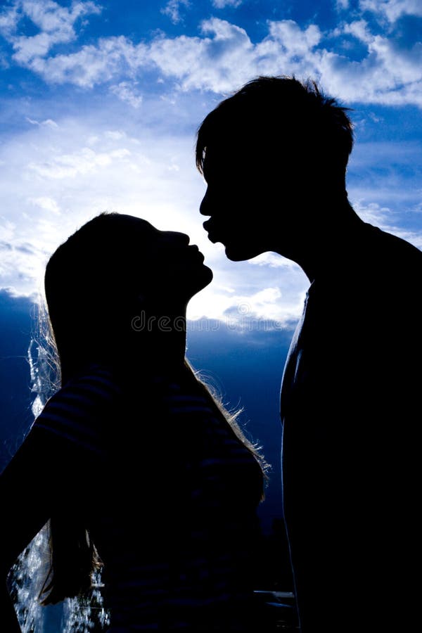 Silhouette d'embrasser des gens photo libre de droits Silhouette d'embrasser des gens photo libre de droits