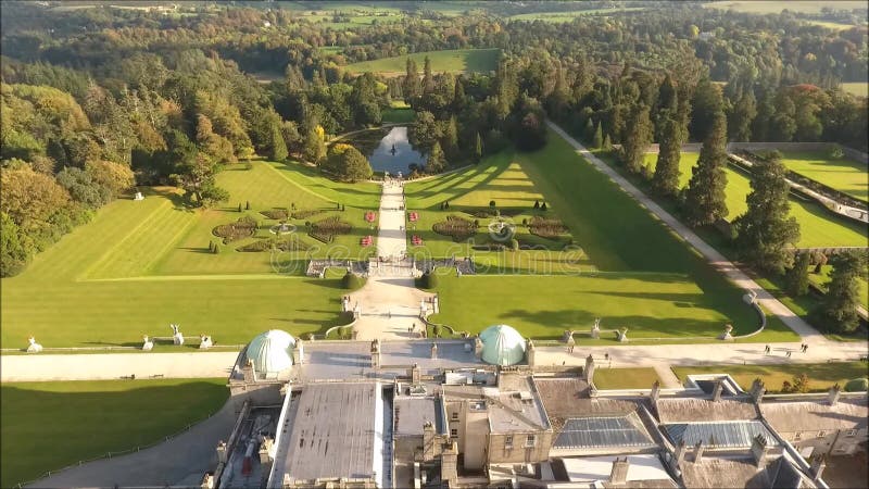 Silhouette d'homme se recroquevillant d'affaires Jardins de Powerscourt Wicklow l'irlande