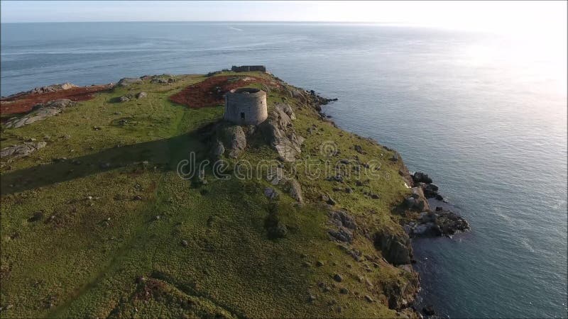 Silhouette d'homme se recroquevillant d'affaires ruines Île de Dalkey l'irlande