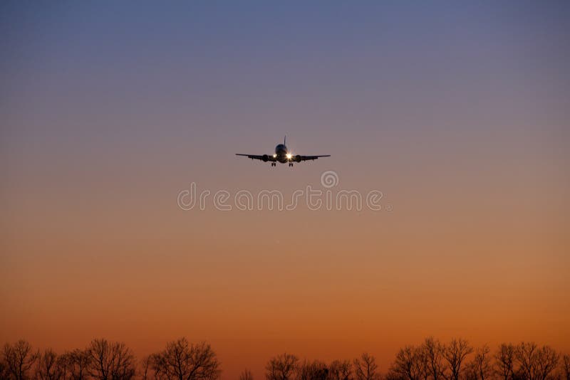 Silhouette d'un avion d'atterrissage photographie stock libre de droits Silhouette d'un avion d'atterrissage photographie stock libre de droits