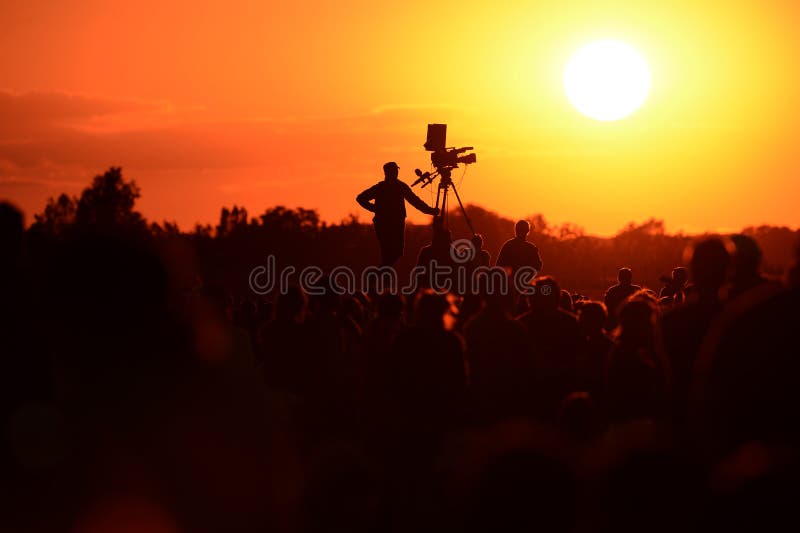 Silhouette d'un cameraman de TV photos libres de droits Silhouette d'un cameraman de TV photos libres de droits