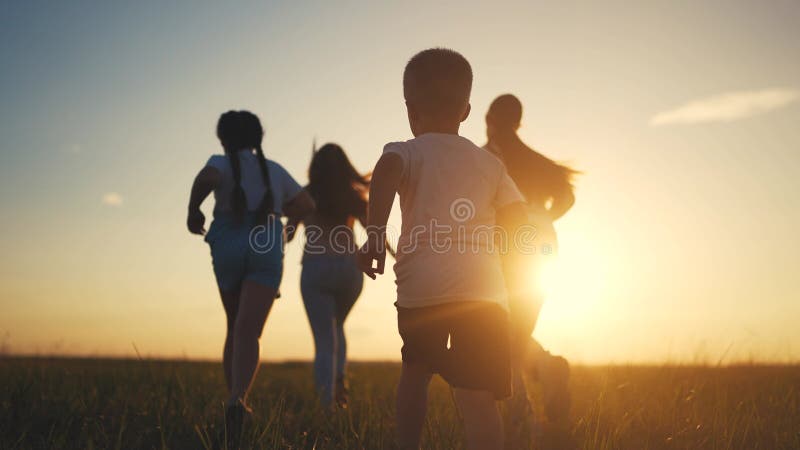 Silhouette d'un groupe d'enfants courant. concept amis nombreux concept. silhouette d'une famille qui court dans le parc clips vidéos
