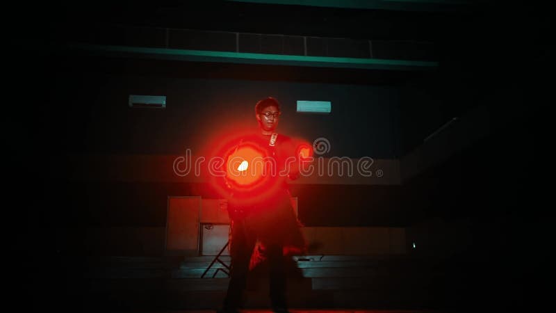Silhouette d'un guitariste jouant sur scène avec dramatique éclairage de scène rouge et bleu