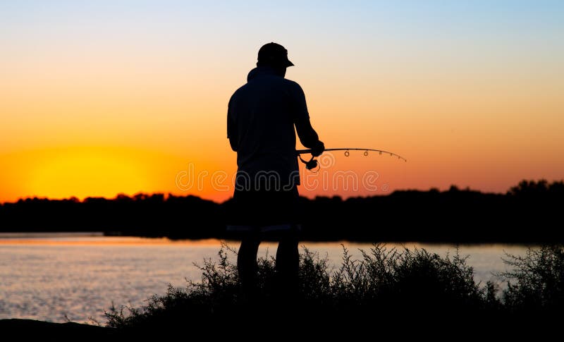 Silhouette d'un homme avec une canne à pêche au coucher du soleil photographie stock Silhouette d'un homme avec une canne à pêche au coucher du soleil photographie stock