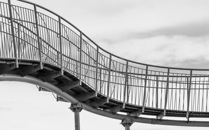 Silhouette d'un pi?ton Skywalk dans en forme de s Architecture abstraite dans la terre de vue d'Amanohashidate, Miyazu, Japon, As image stock Silhouette d'un pi?ton Skywalk dans en forme de s Architecture abstraite dans la terre de vue d'Amanohashidate, Miyazu, Japon, As image stock