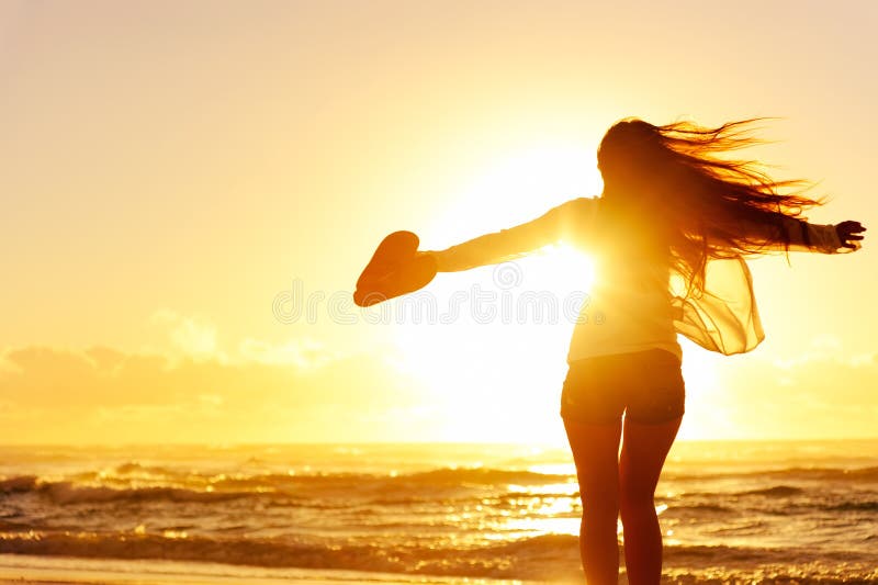 Silhouette d'une danse de femme par l'océan photo libre de droits Silhouette d'une danse de femme par l'océan photo libre de droits