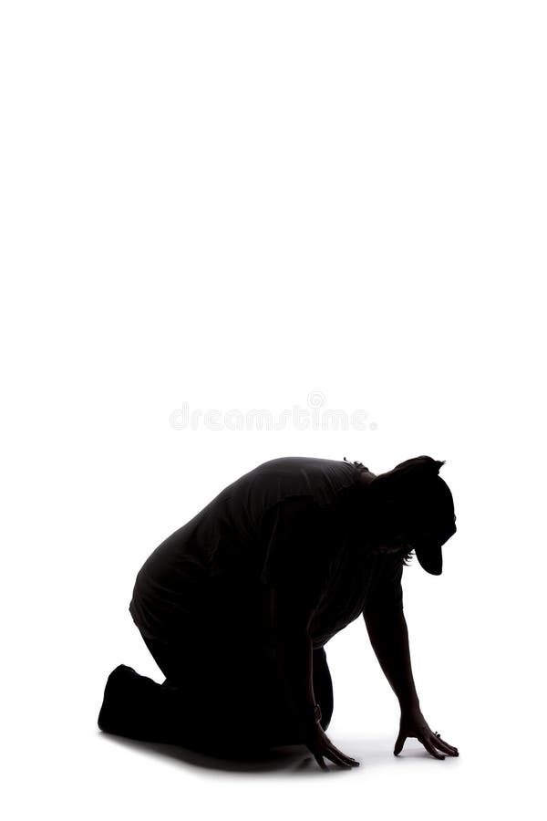 Silhouette d'une femme se mettre à genoux et à la recherche photos stock