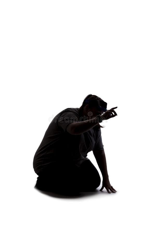 Silhouette d'une femme se mettre à genoux et à la recherche photo libre de droits