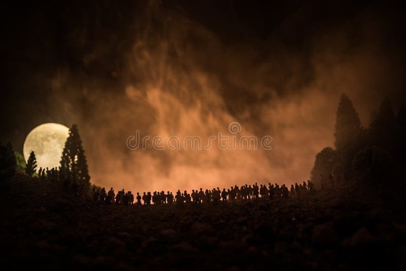 Silhouette d'une grande foule des personnes dans la forêt la nuit observant à la grande pleine lune en hausse Fond décoré avec l' photos libres de droits Silhouette d'une grande foule des personnes dans la forêt la nuit observant à la grande pleine lune en hausse Fond décoré avec l' photos libres de droits