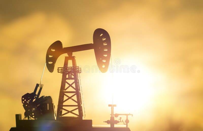 Silhouette d'une pompe de forage de pétrole photos libres de droits