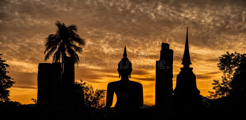 Silhouette d'une statue de Bouddha et d'un temple au coucher du soleil photo libre de droits Silhouette d'une statue de Bouddha et d'un temple au coucher du soleil photo libre de droits