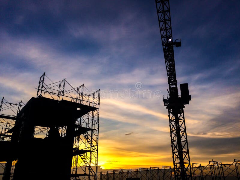 Silhouette d'échafaudage dans le chantier de construction photos libres de droits Silhouette d'échafaudage dans le chantier de construction photos libres de droits