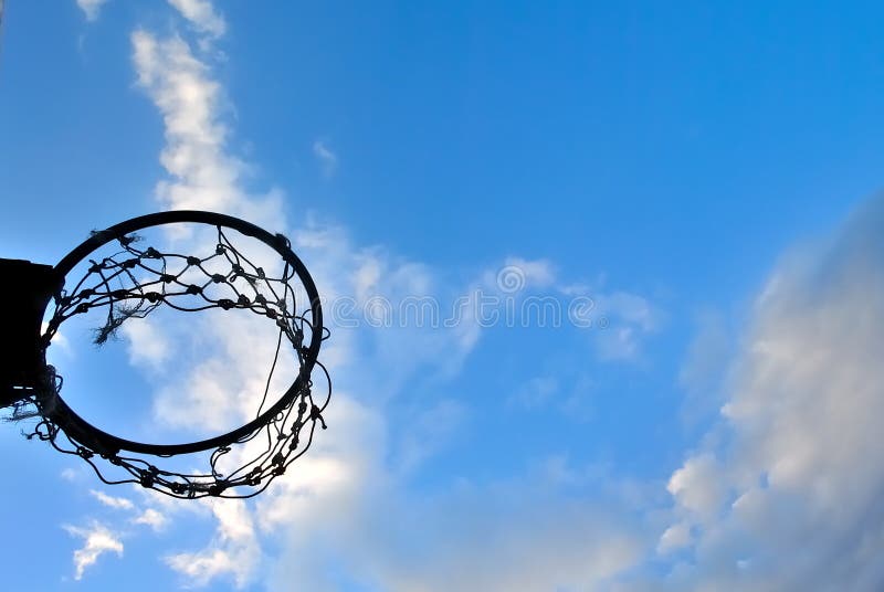 Silhouette de arbustos e nuvens de basquete no céu azul imagens de stock royalty free