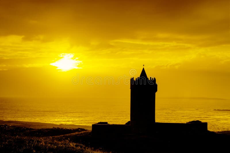Silhouette de château au coucher du soleil en Irlande. images libres de droits Silhouette de château au coucher du soleil en Irlande. images libres de droits