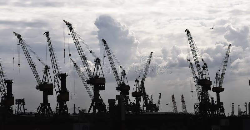 Silhouette de construction des grues photo libre de droits Silhouette de construction des grues photo libre de droits