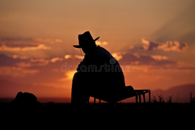 Silhouette de cowboy contre le lever de soleil image stock Silhouette de cowboy contre le lever de soleil image stock