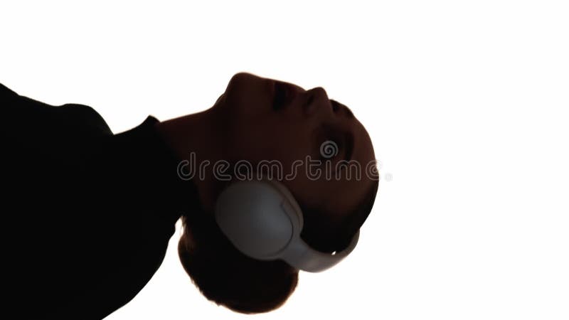Silhouette de danse verticale musique casque femme clips vidéos
