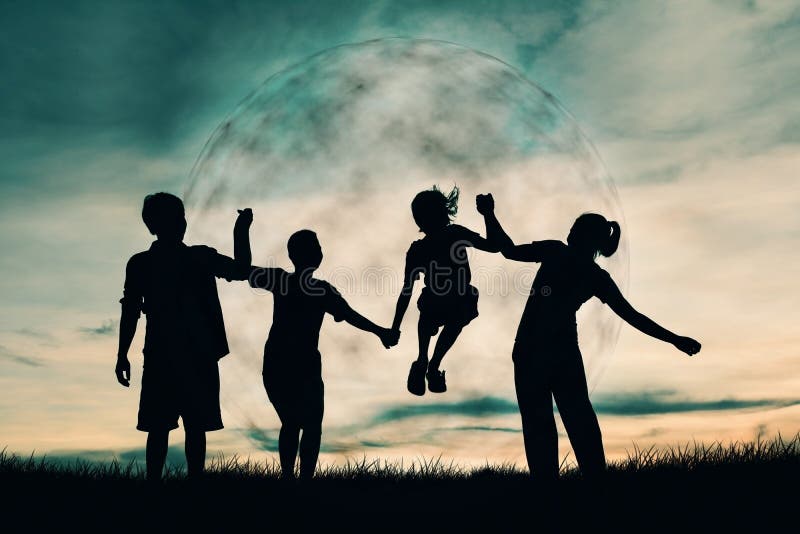 Silhouette de famille heureuse jouant sur le ciel avec la lune image stock Silhouette de famille heureuse jouant sur le ciel avec la lune image stock