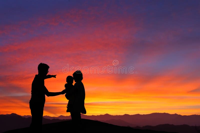 Silhouette d'une famille regardant le lever du soleil photographie stock