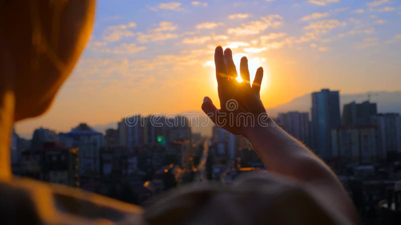 Silhouette de femme agite main contre le coucher du soleil lever ciel clips vidéos