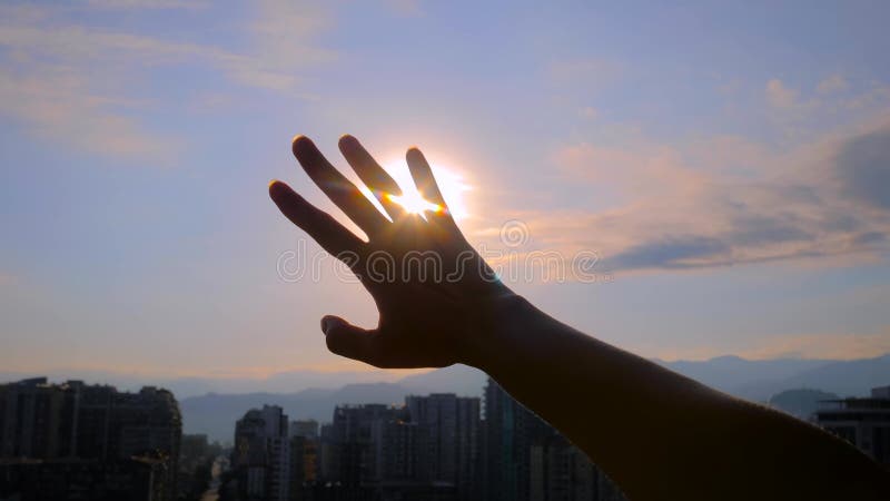 Silhouette de femme agite main contre le coucher du soleil lever ciel banque de vidéos