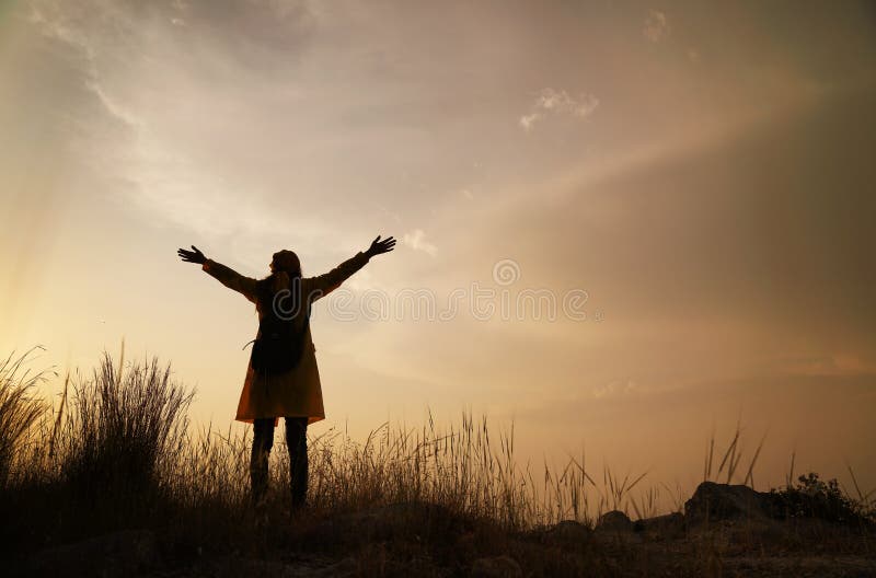 Silhouette de femme heureuse appréciant la nature, le plaisir de la nature et la liberté images stock Silhouette de femme heureuse appréciant la nature, le plaisir de la nature et la liberté images stock