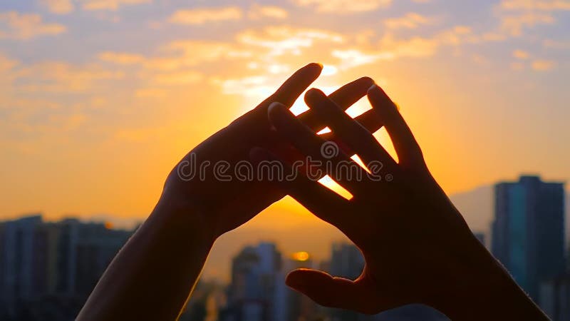 Silhouette de femme se serre les mains contre le coucher du soleil lever ciel banque de vidéos
