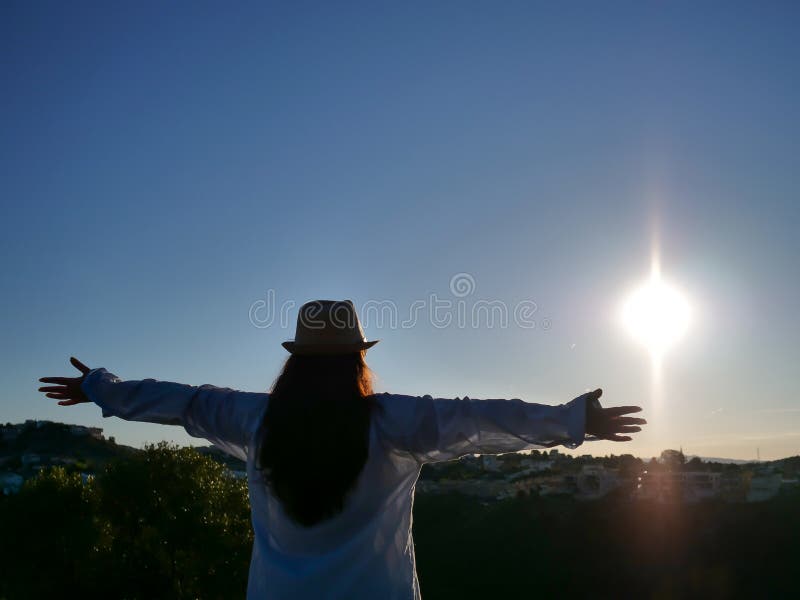 Silhouette de fille de brune dans la chemise et le chapeau sur le fond du lever de soleil, copyspace photos stock Silhouette de fille de brune dans la chemise et le chapeau sur le fond du lever de soleil, copyspace photos stock