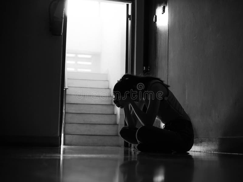 Silhouette de fille seul se reposant dans l'obscurité, violence familiale, problèmes de famille, effort, violence, le concept de images libres de droits Silhouette de fille seul se reposant dans l'obscurité, violence familiale, problèmes de famille, effort, violence, le concept de images libres de droits