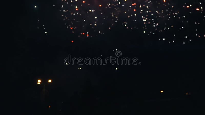 Silhouette de gens assis sur une banque dans un contexte de feux d'artifice. Homme et femme en profitant de la vue sur la ville de clips vidéos