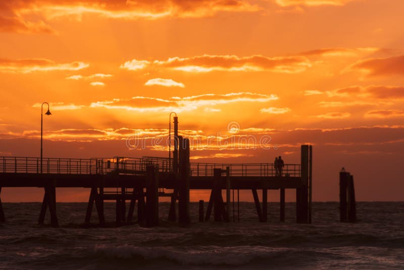 Silhouette De Jetée De Glenelg Au Coucher Du Soleil