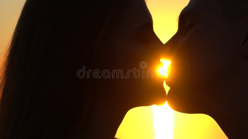 Silhouette de jeunes couples romantiques, de deux amants, de jeune homme et de femme embrassant coucher du soleil à océan, mer Pl banque de vidéos