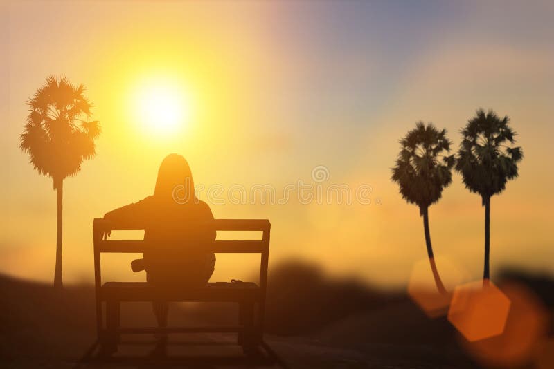 Silhouette de l'attente sous le soleil Tache floue de fond naturel photos libres de droits Silhouette de l'attente sous le soleil Tache floue de fond naturel photos libres de droits