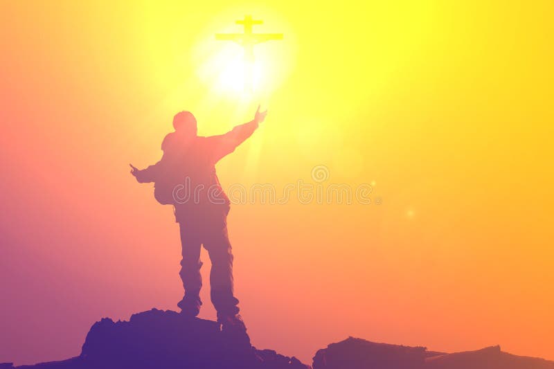 Silhouette de l'homme priant à la montagne supérieure avec la puissance abstraite d'un dieu de rayon de croix du soleil photos stock Silhouette de l'homme priant à la montagne supérieure avec la puissance abstraite d'un dieu de rayon de croix du soleil photos stock