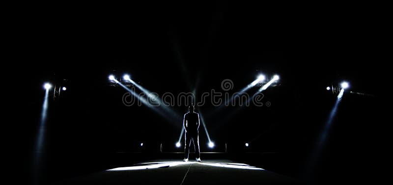 Silhouette de la bordure masculine avec la lumière, basse exposition foncée, conce photographie stock libre de droits Silhouette de la bordure masculine avec la lumière, basse exposition foncée, conce photographie stock libre de droits