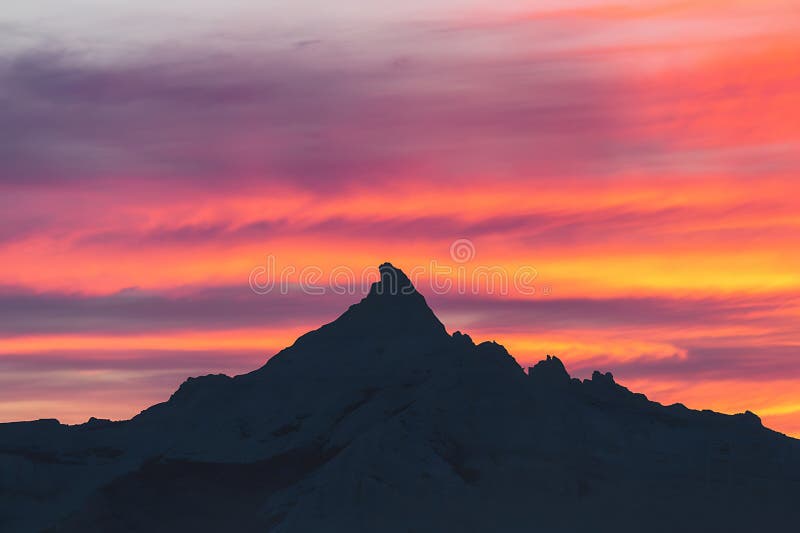 Silhouette de montagne majestueuse au coucher du soleil avec ciel animé illustration stock
