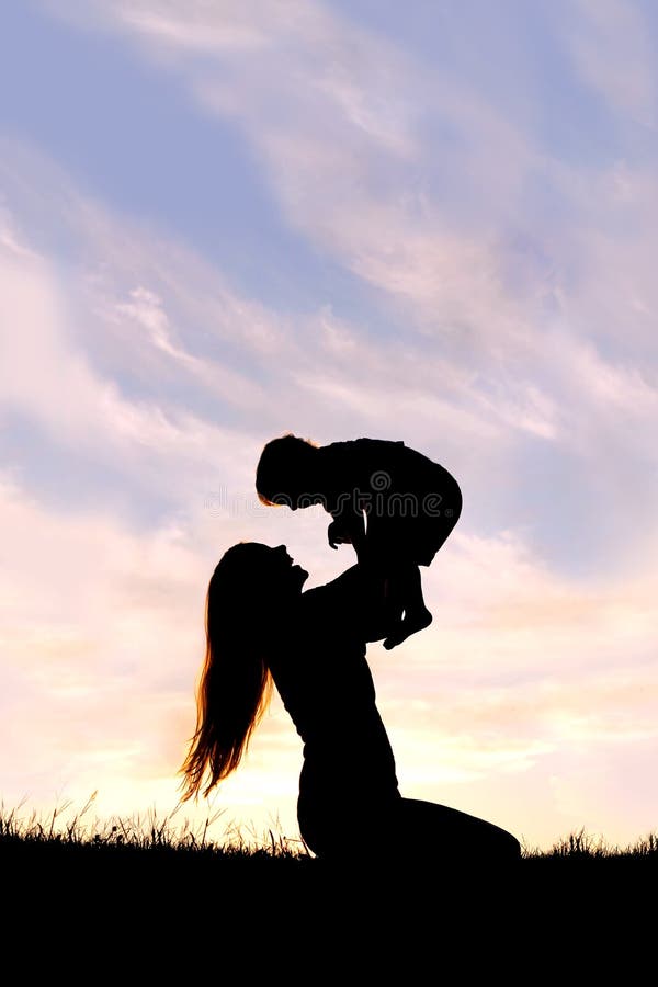 Silhouette de mère heureuse jouant dehors avec le bébé photo stock Silhouette de mère heureuse jouant dehors avec le bébé photo stock