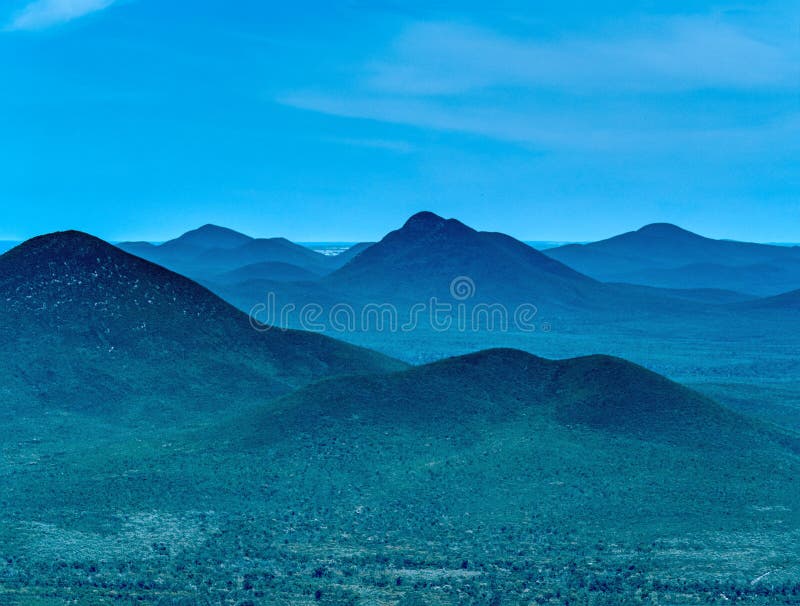 Silhouette de paysage de montagne, couches de vall?es et ciel bleu de collines ? l'arri?re-plan images stock Silhouette de paysage de montagne, couches de vall?es et ciel bleu de collines ? l'arri?re-plan images stock