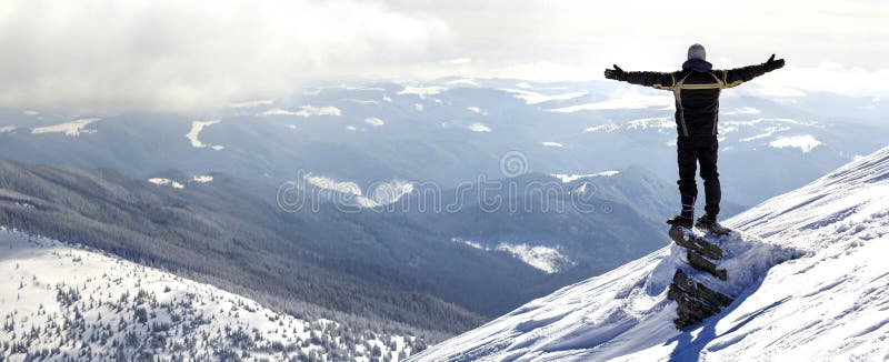Silhouette de seul touriste se tenant sur le dessus neigeux de montagne dans les WI photo libre de droits Silhouette de seul touriste se tenant sur le dessus neigeux de montagne dans les WI photo libre de droits