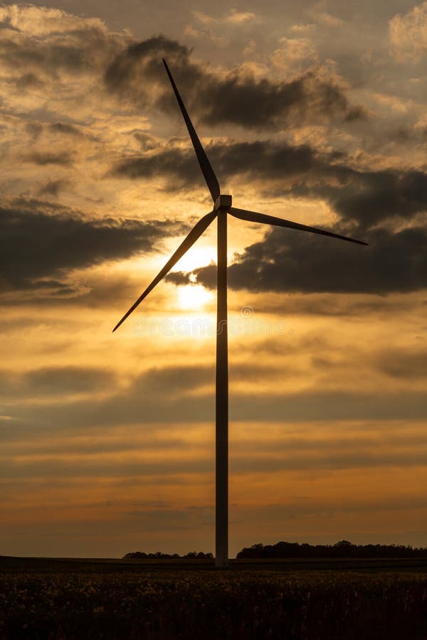 Molino de viento moderno foto de archivo. Imagen de sostenible - 16956418