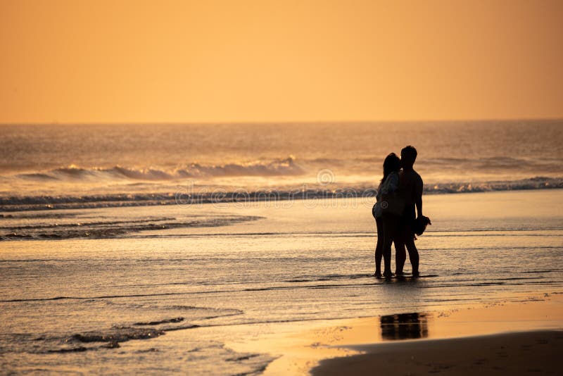 Silhouette De Una Pareja Besándose En Una Playa Imagen de archivo - Imagen de pares, negro: 168836297 Silhouette De Una Pareja Besándose En Una Playa Imagen de archivo - Imagen de pares, negro: 168836297