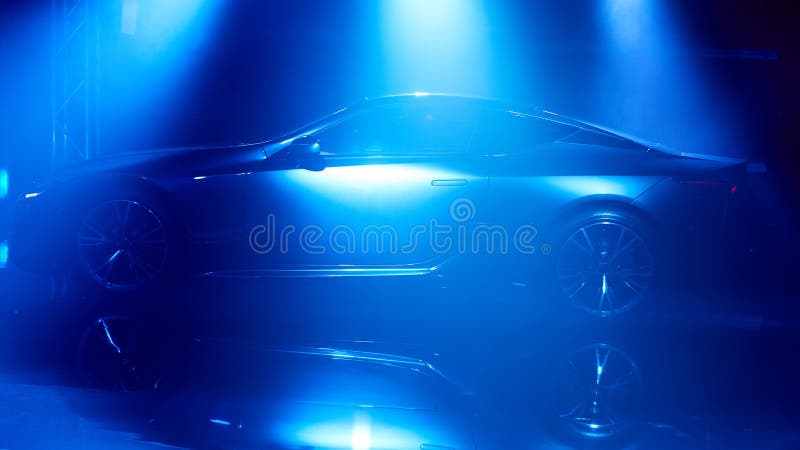 Silhouette Des Autos Mit Scheinwerfern Auf Schwarzem Hintergrund Stockbild Bild Von Idee Getrennt