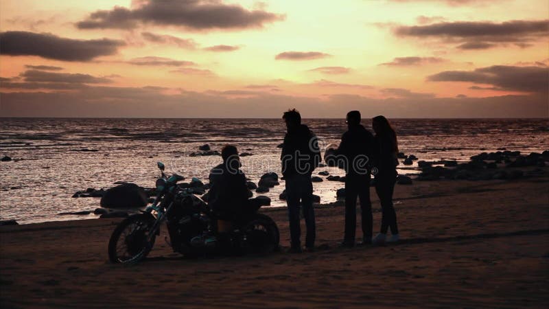 Silhouette des motards et de la moto avec le fond de lever de soleil