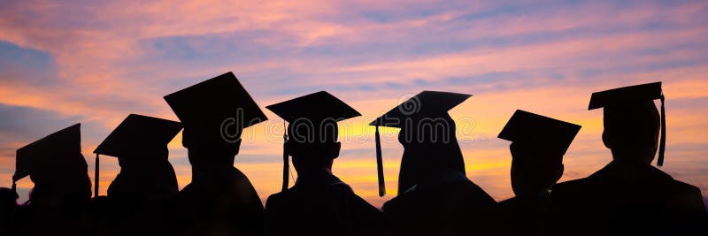 Silhouette di studenti con tappi di laurea in fila al tramonto Manifesto della cerimonia di laurea banner Web