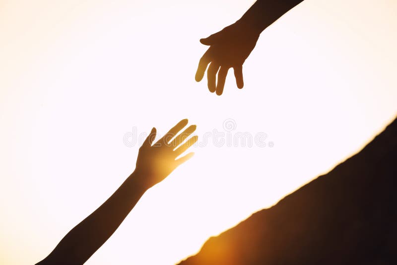 Silhouette di uomini e donne che si aiutano a vicenda per arrampicarsi sulla collina contro il tramonto