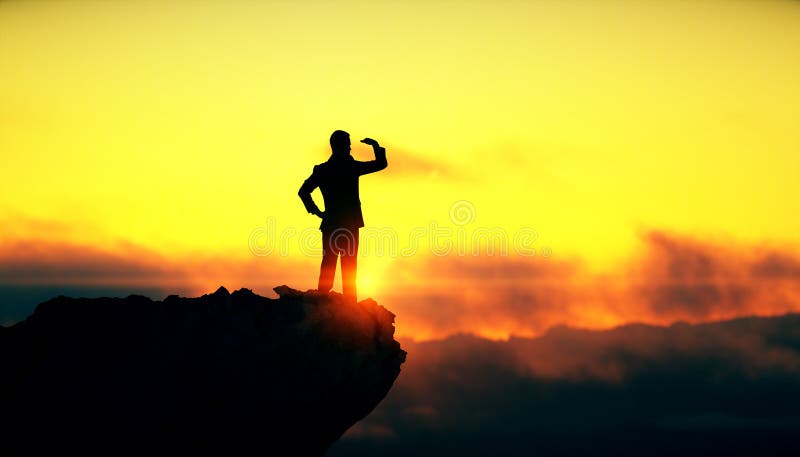 Silhouette einer Person, die auf einer Klippe steht und bei Sonnenuntergang in die Ferne blickt lizenzfreie stockfotos